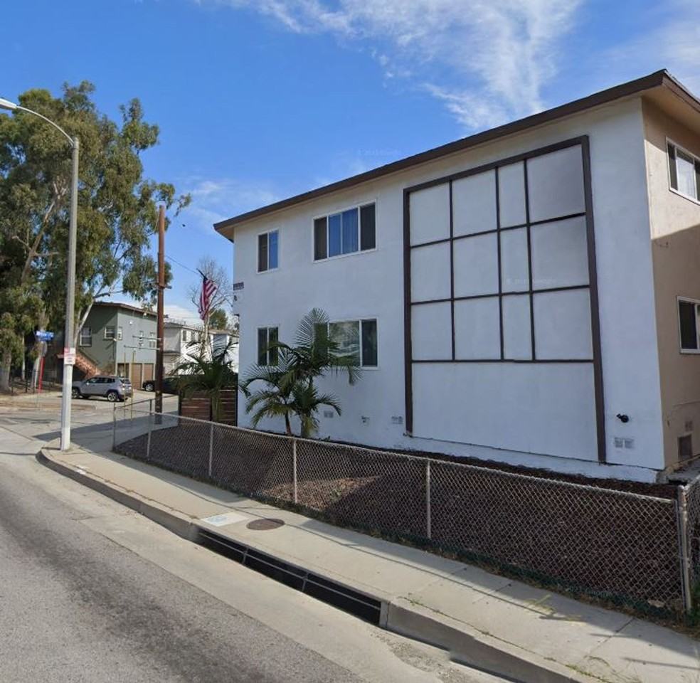 626 Kew - Photo 2 of 17