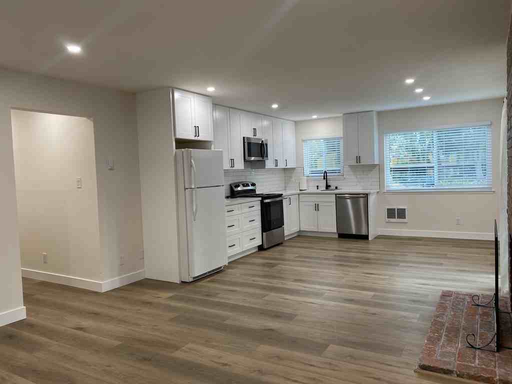 306 Richmond Drive - Photo 3 of 18