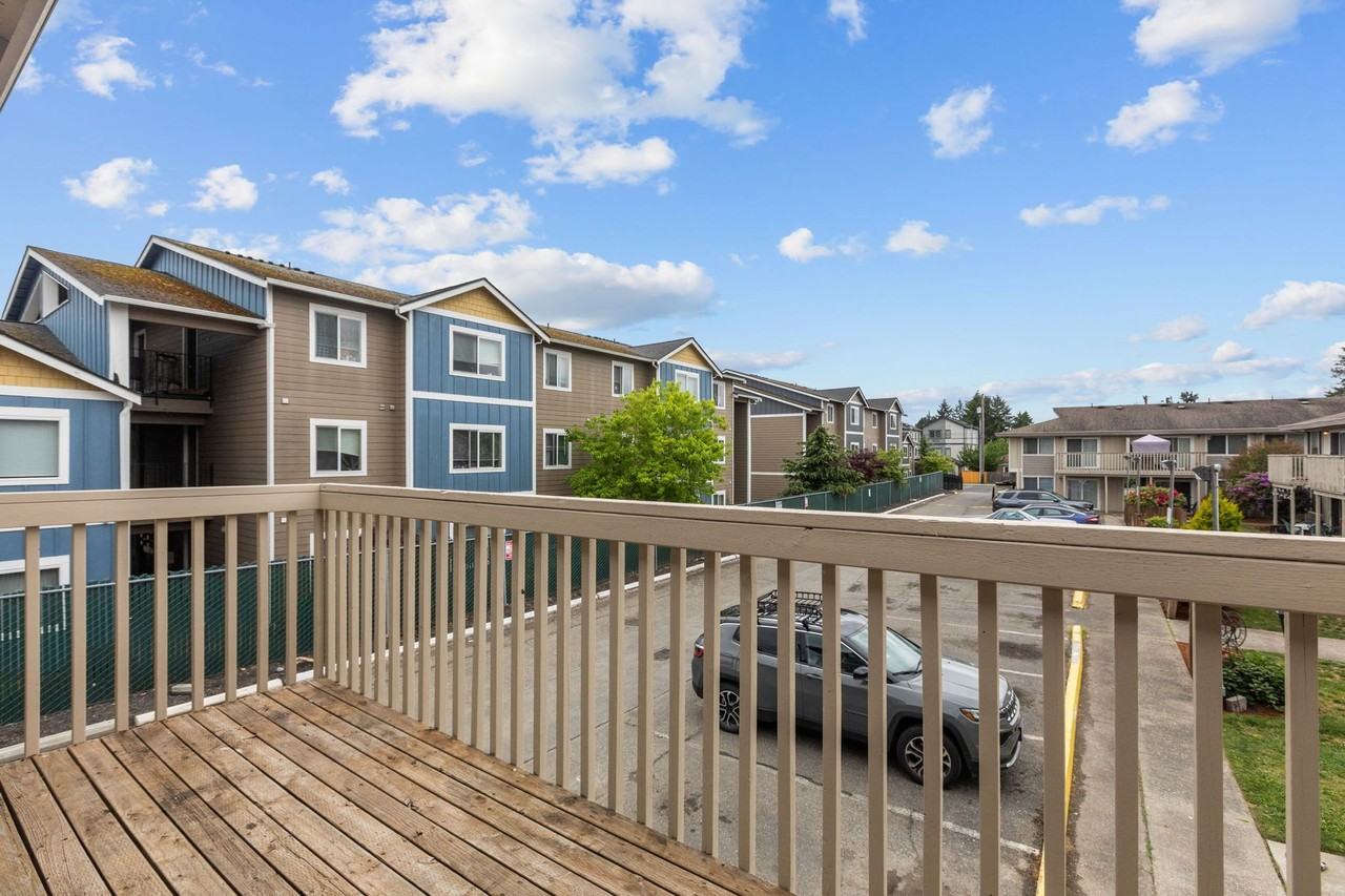 Pacific Manor Apartments - Photo 4 of 8