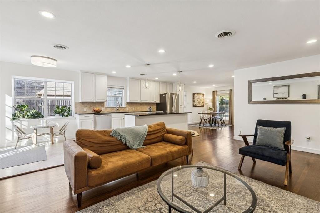 10525 Castlegate Dr - Photo 4 of 25