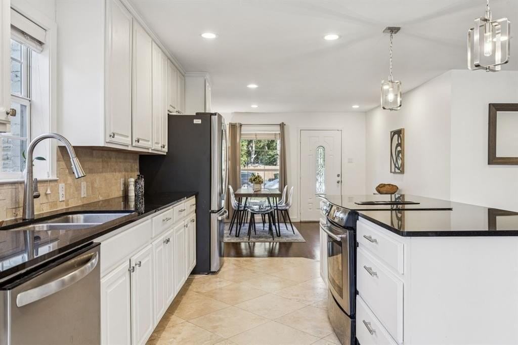 10525 Castlegate Dr - Photo 5 of 25