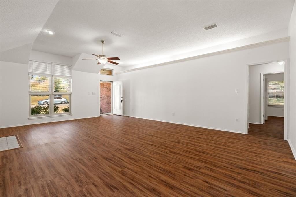 401 Caviness Dr - Photo 7 of 31