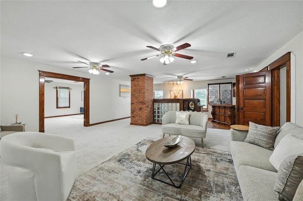 1323 Dublin St - Photo 4 of 40