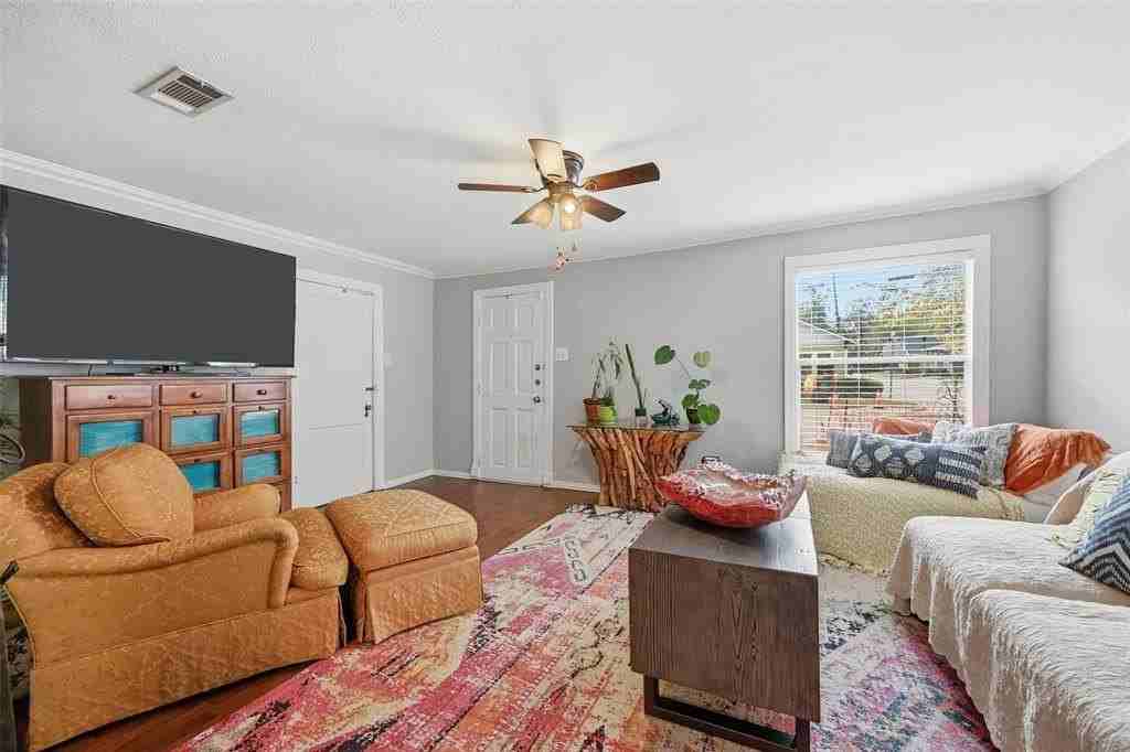 108 Heard St - Photo 5 of 30