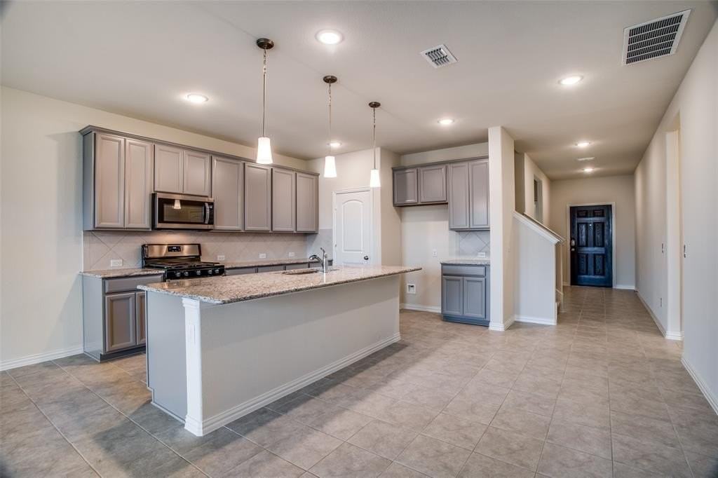 1237 Sharp St - Photo 3 of 18