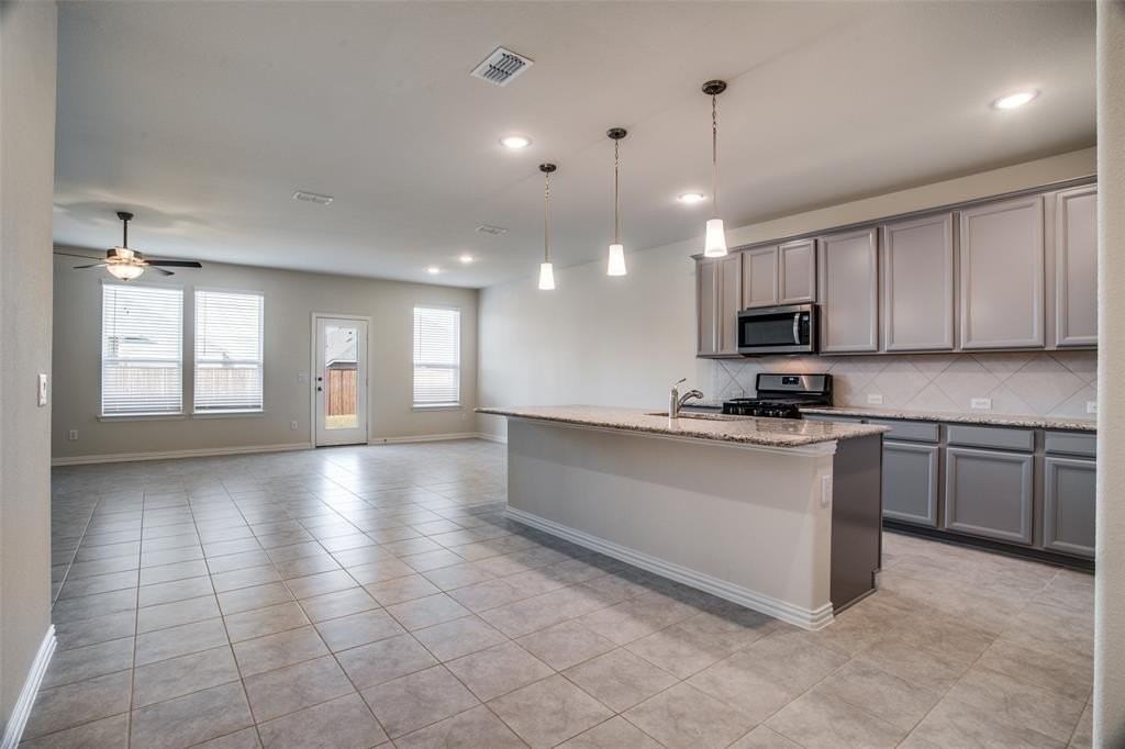 1237 Sharp St - Photo 4 of 18