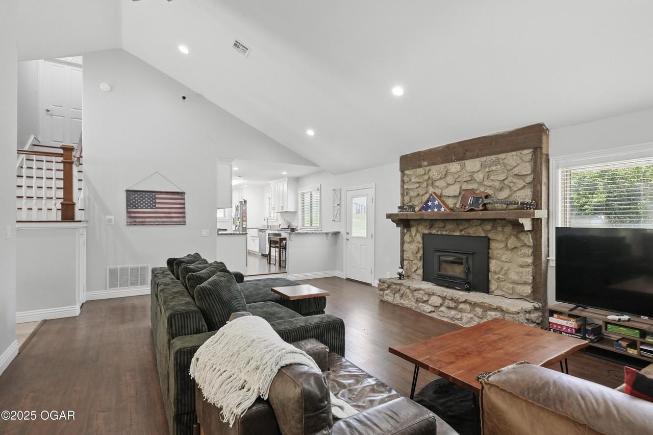 5594 Riverside Dr - Photo 6 of 50