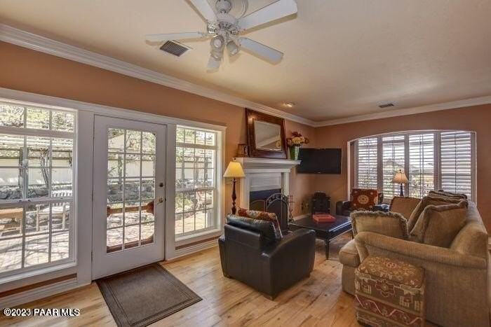 325 Union Street - Photo 4 of 11