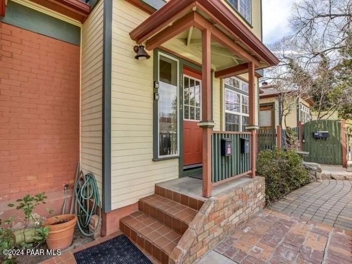 325 325 E Union 'The Townhouse' Street - Photo 3 of 13