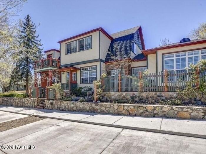 325 325 E Union 'The Townhouse' Street - Photo 4 of 13