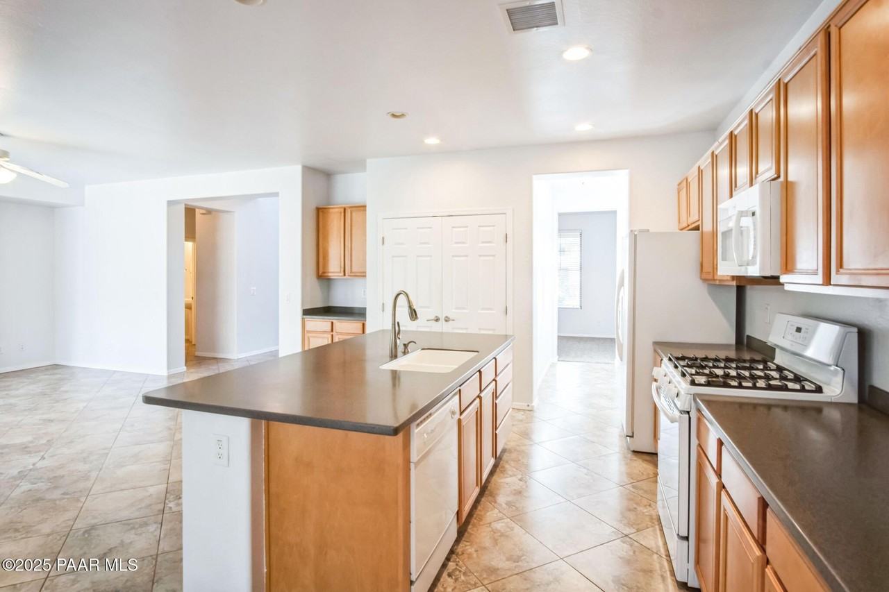 7239 Barefoot Lane - Photo 5 of 30