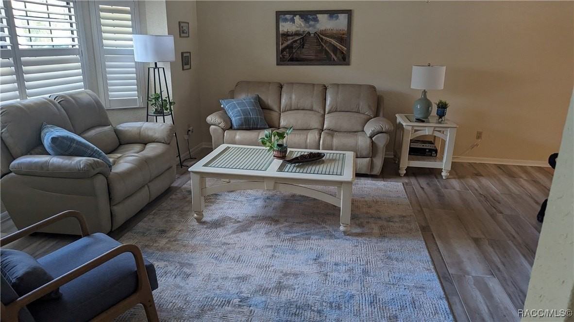 9664 W Plantation Ln - Photo 3 of 22