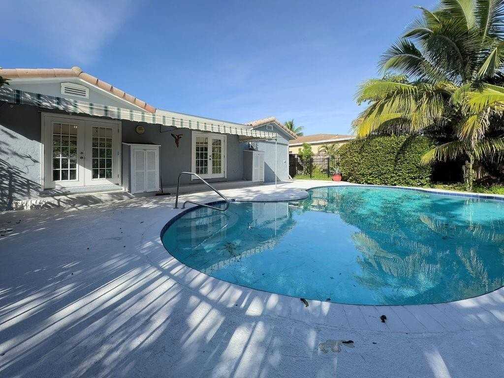 902 Northeast 34th Street - Photo 3 of 41