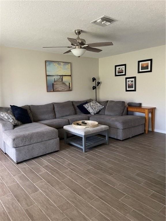 1421 Thornhill Ln - Photo 4 of 17