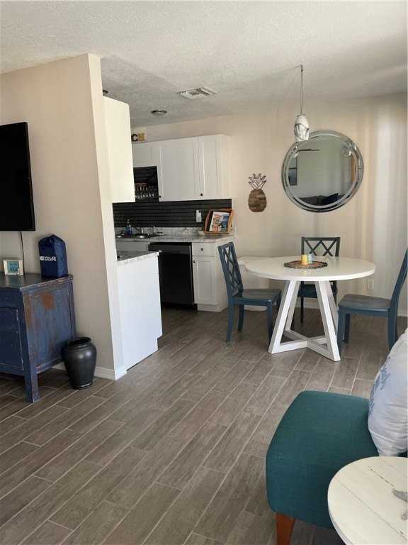 1421 Thornhill Ln - Photo 6 of 17