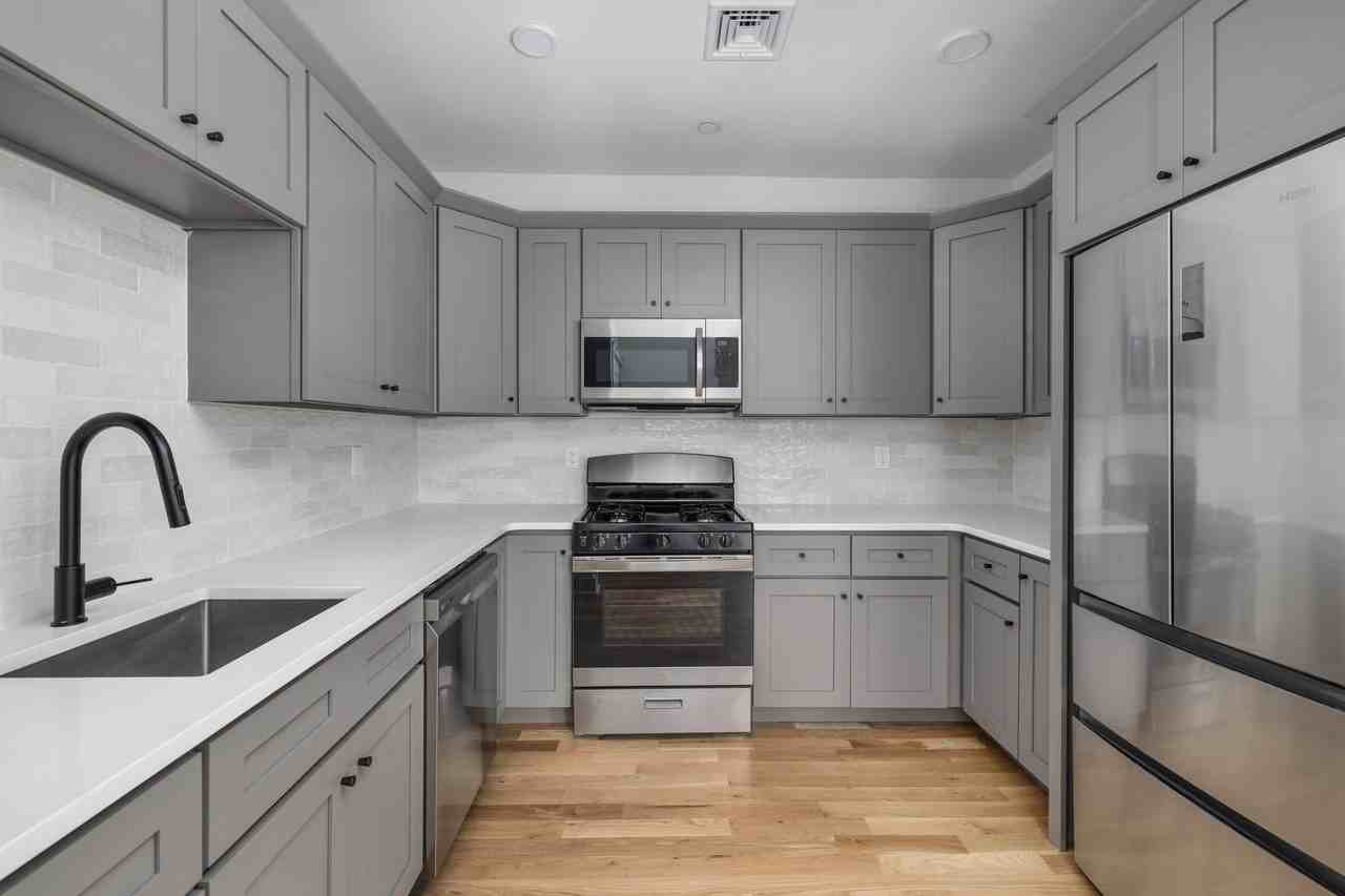 293 Governor Street - Photo 2 of 18