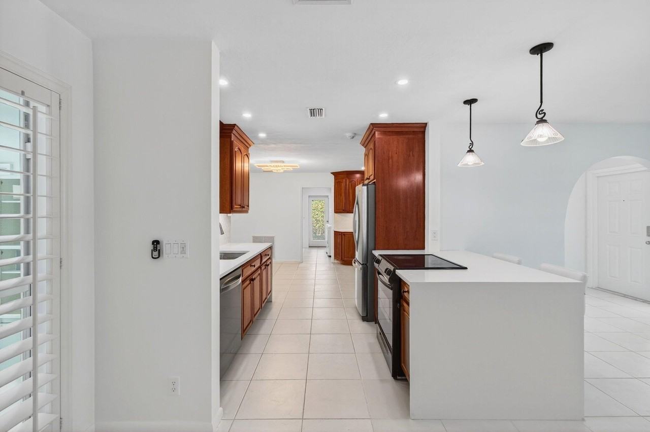 699 Nw 16th Ave - Photo 6 of 33