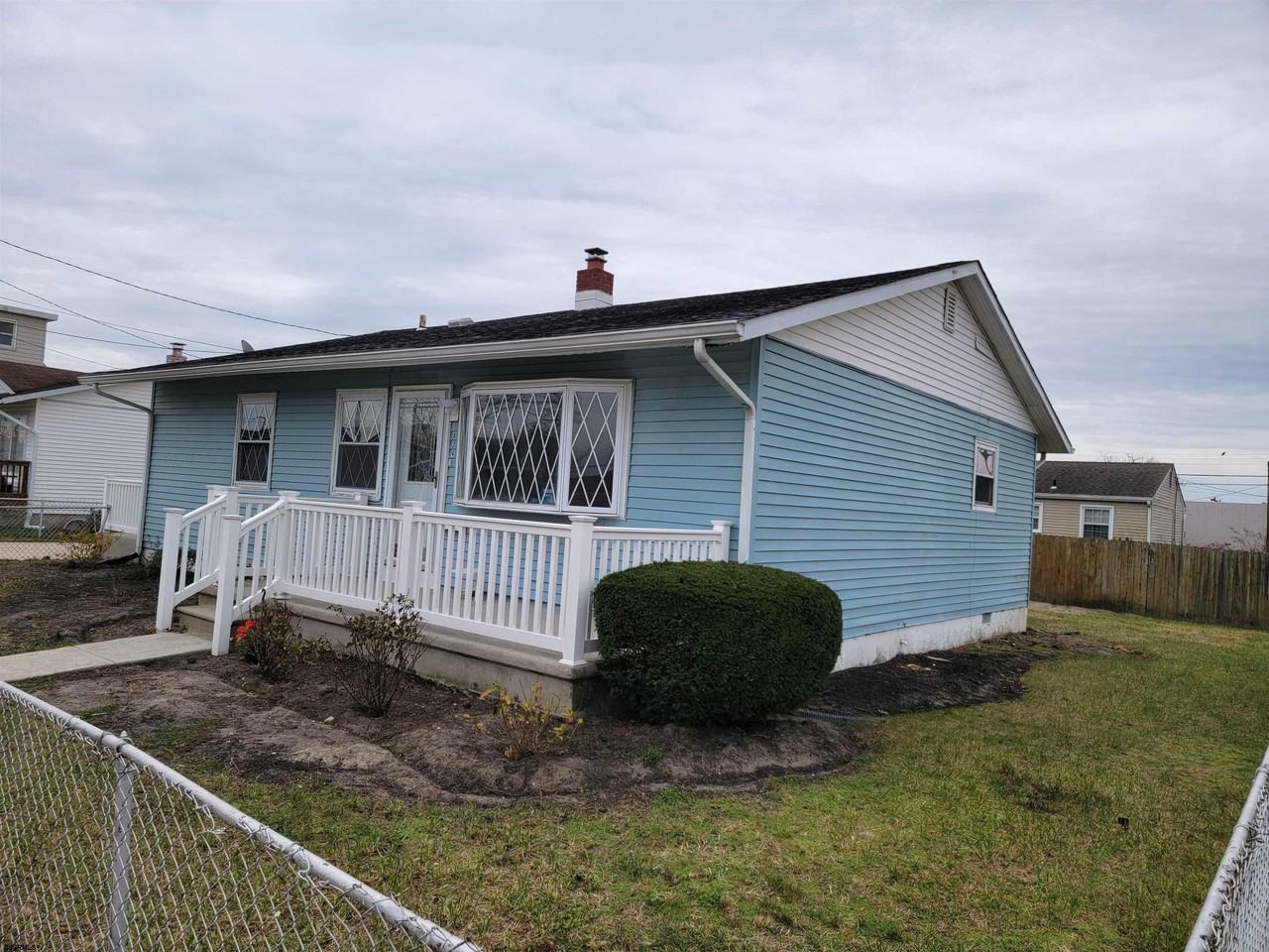 1834 Beach Ave - Photo 2 of 16