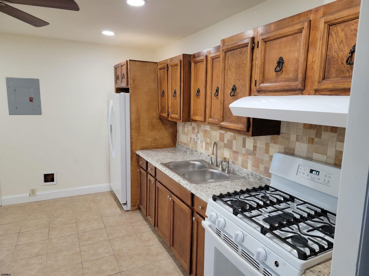 1834 Beach Ave - Photo 3 of 16