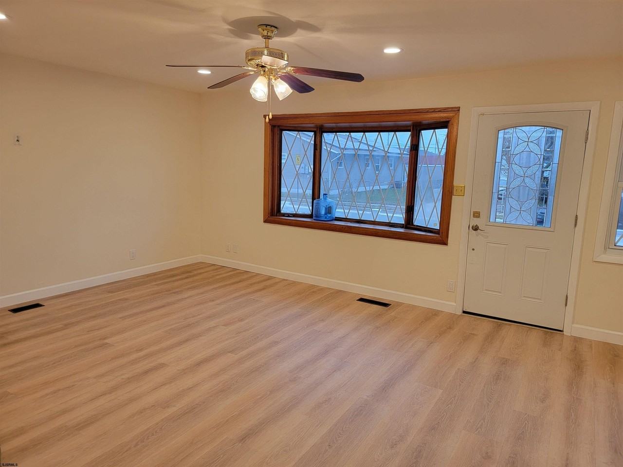 1834 Beach Ave - Photo 5 of 16