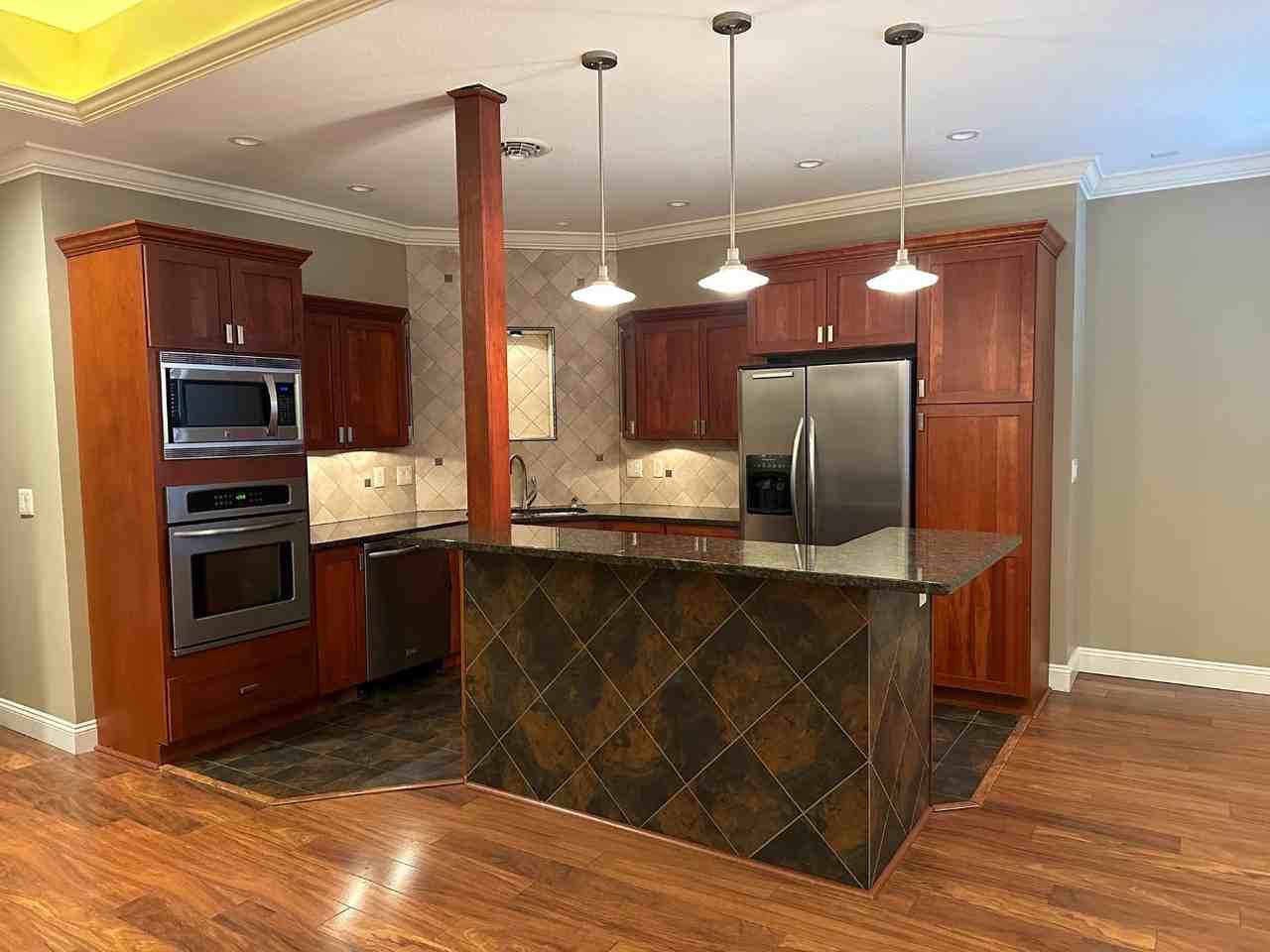 1014 Ave H - Photo 6 of 10