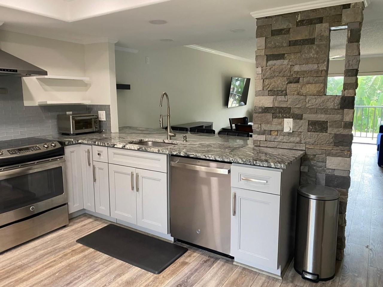 7550 Sunshine Skyway Lane South - Photo 4 of 11