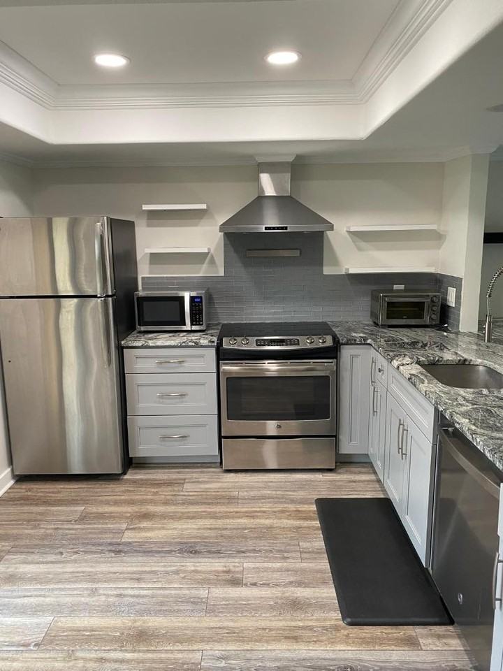 7550 Sunshine Skyway Lane South - Photo 5 of 11