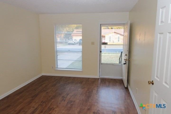 512 Creek St - Photo 2 of 15