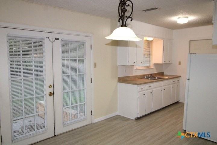 512 Creek St - Photo 3 of 15