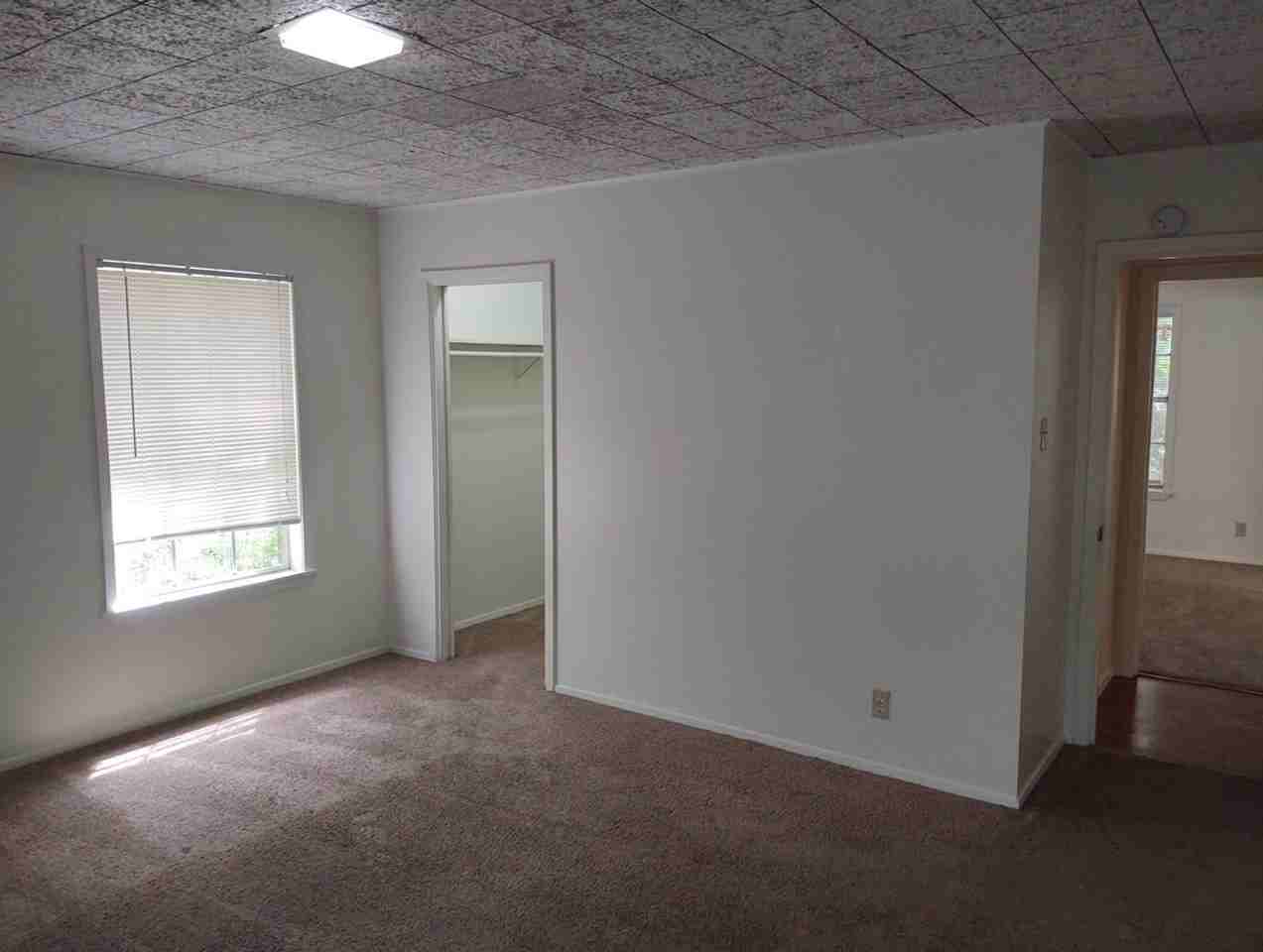 2112 N Interstate 35 - Photo 4 of 8