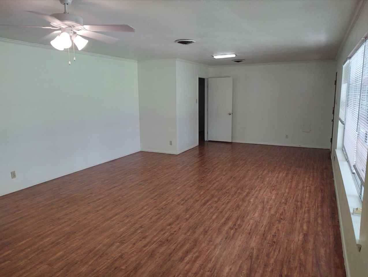 2112 N Interstate 35 - Photo 5 of 8