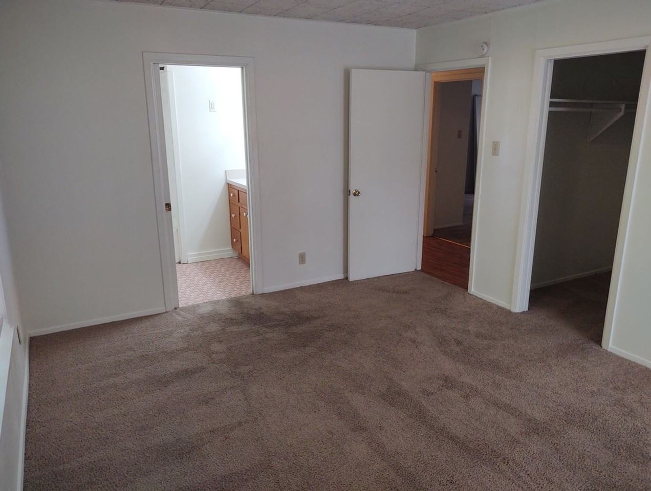 2112 N Interstate 35 - Photo 7 of 8