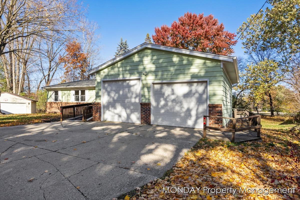 945-947 Lancashire Ct - Photo 3 of 3