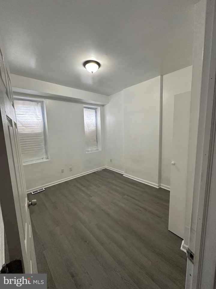1127 West 2nd Street - Photo 4 of 10