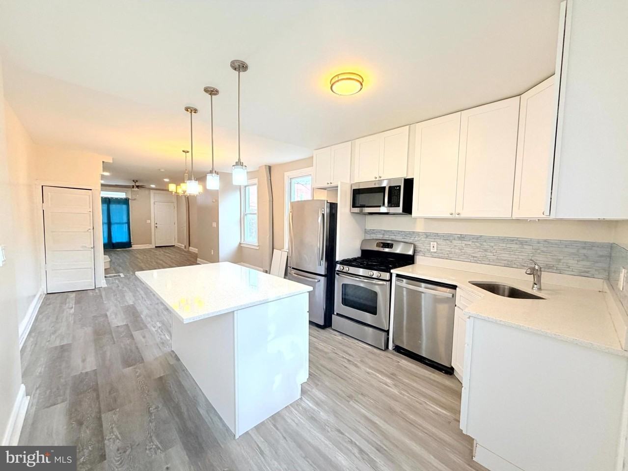 2401 Baker St - Photo 3 of 11