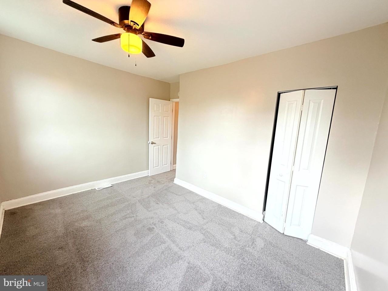 2401 Baker St - Photo 5 of 11