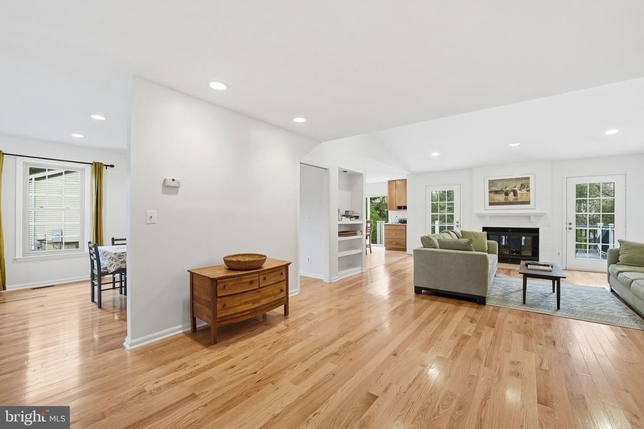 9420 Lakeside Drive - Photo 7 of 47