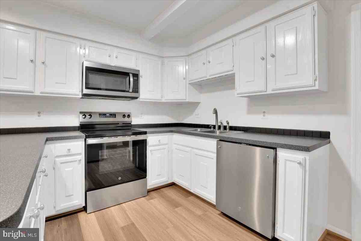 12451 Plowman Court - Photo 4 of 39