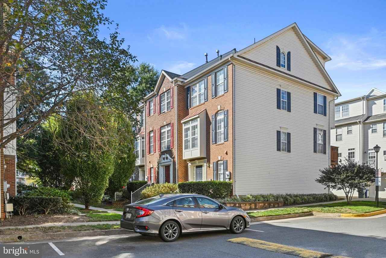 2710 Manhattan Place - Photo 2 of 42