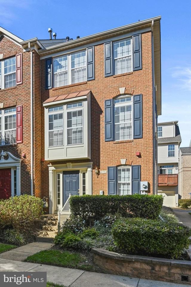 2710 Manhattan Place - Photo 3 of 42