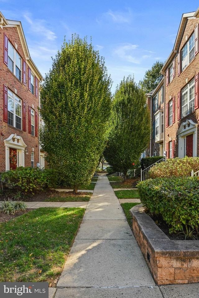 2710 Manhattan Place - Photo 4 of 42