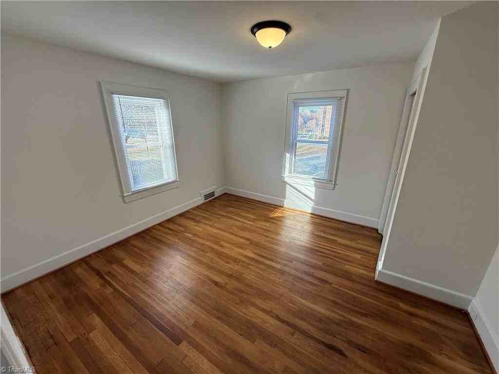 2046 Queen St - Photo 5 of 15