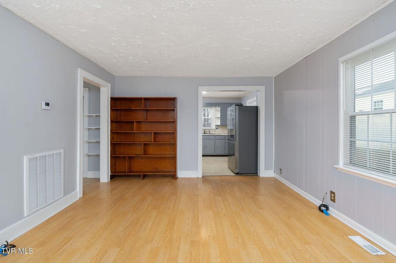 11 Birch St - Photo 7 of 34