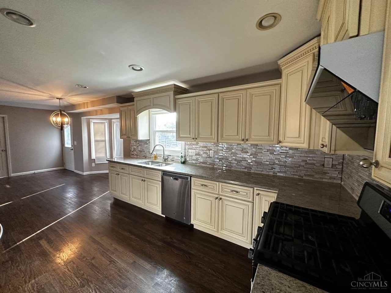 7305 Cascade Dr - Photo 4 of 26