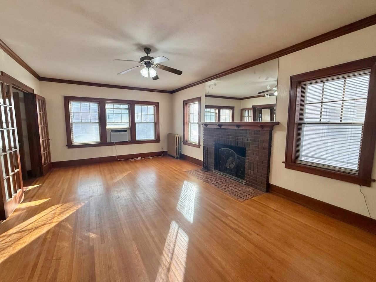 1424 F Street - Photo 5 of 31