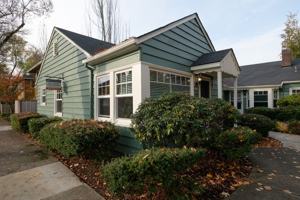 featured image of 4405 Northeast Hoyt Street