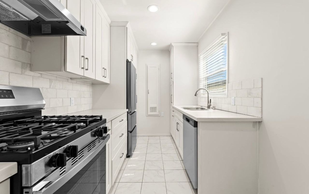 3322 Nile St - Photo 6 of 32