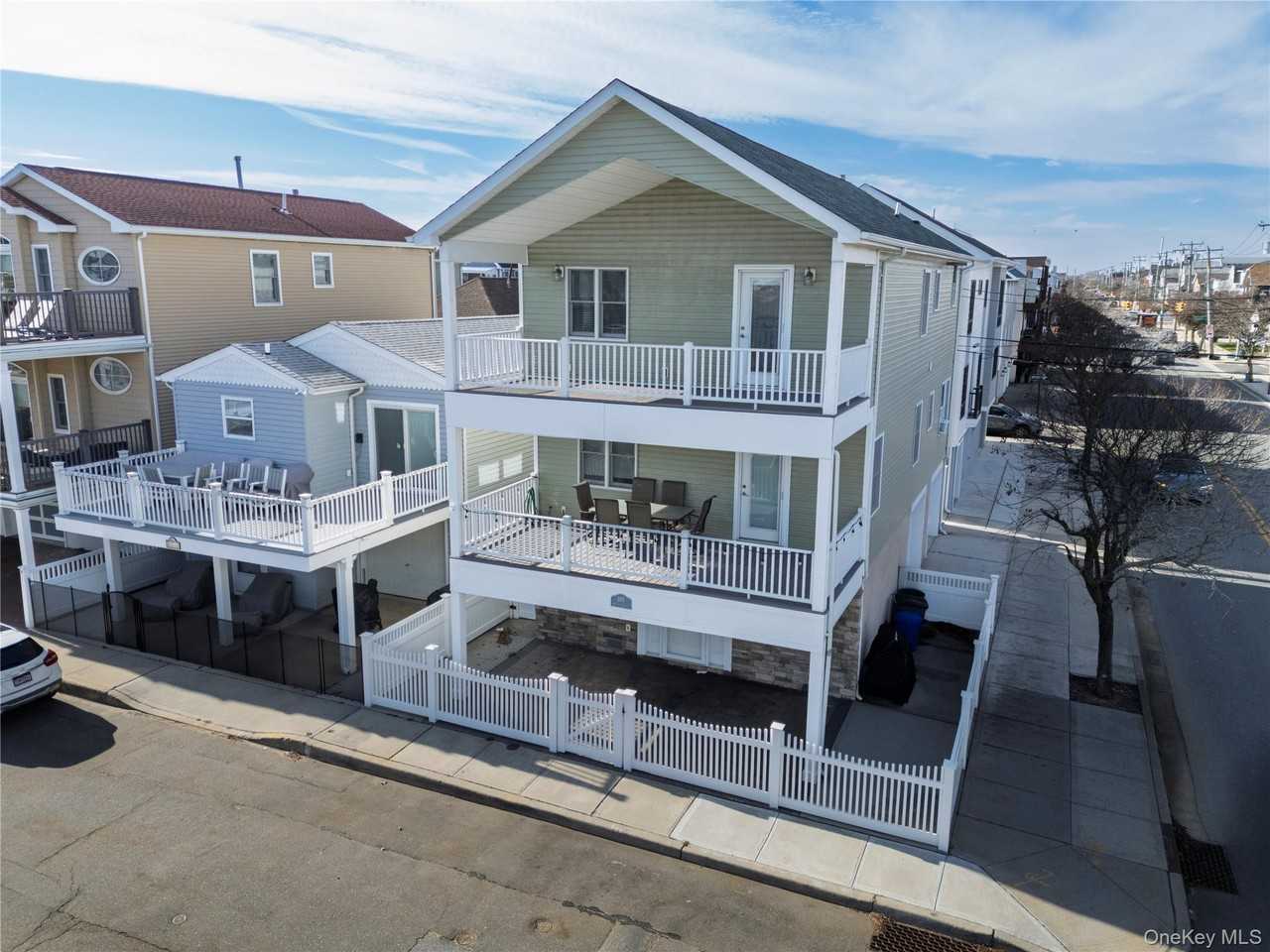 105 Arizona Avenue - Photo 4 of 48