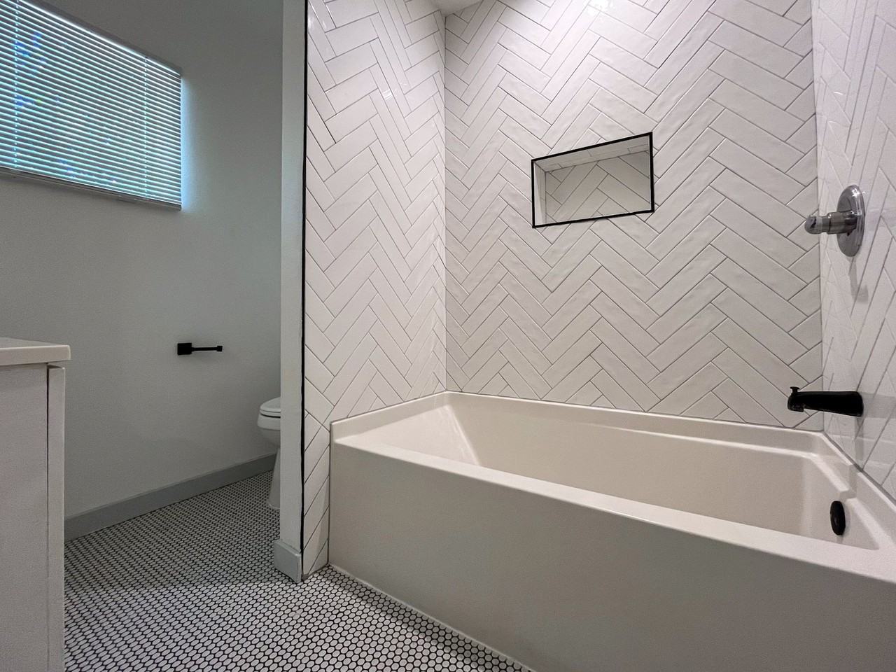 10223 S Dixon Ave - Photo 5 of 6