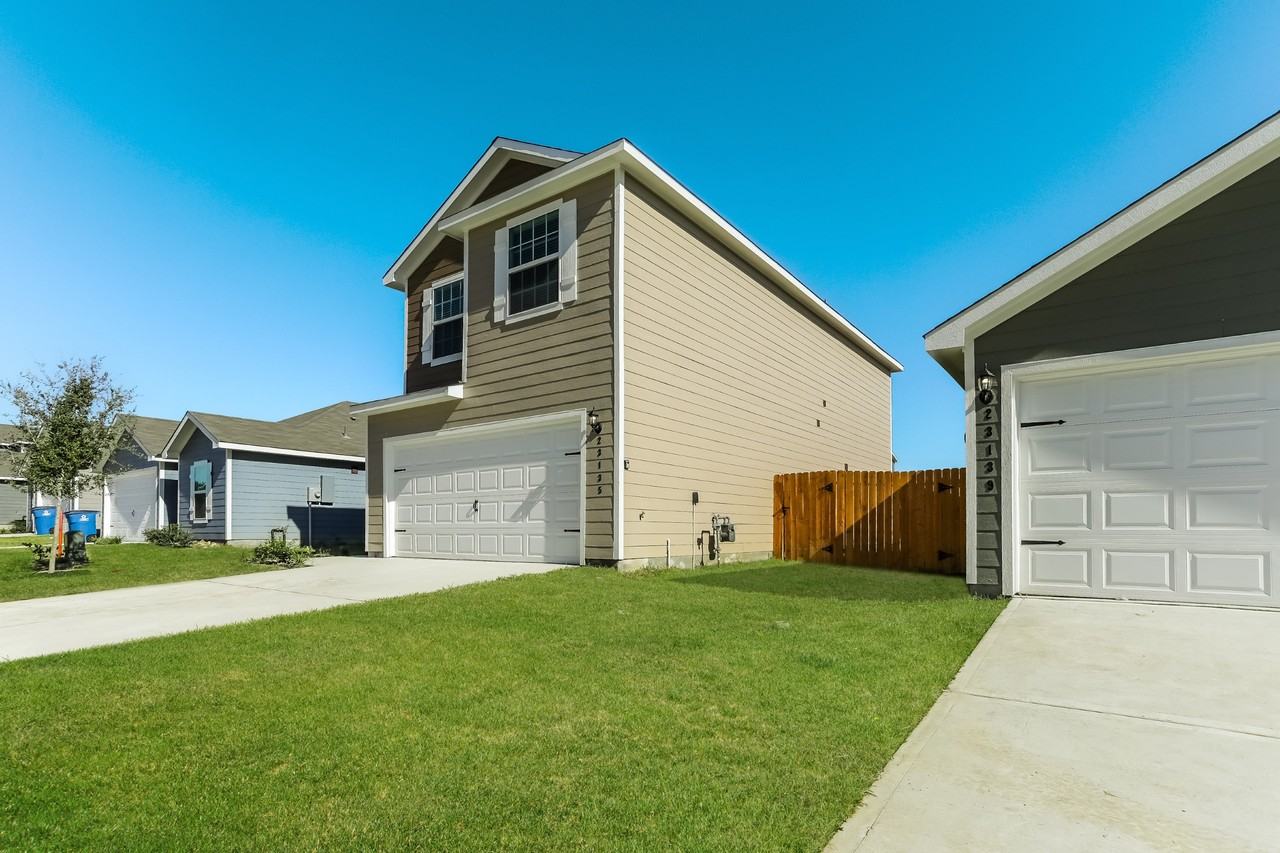 23135 Shakespeare Dr - Photo 3 of 31